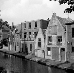 845450 Gezicht op enkele huizen aan Twijnstraat aan de Werf te Utrecht met rechts het dubbele pakhuis Twijnstraat aan ...